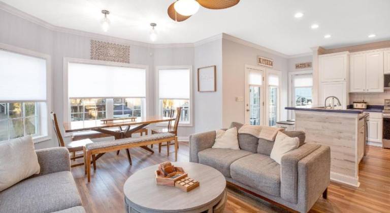 Spacious vacation home with pool | Beach nearby | Pet-friendly — photo 3