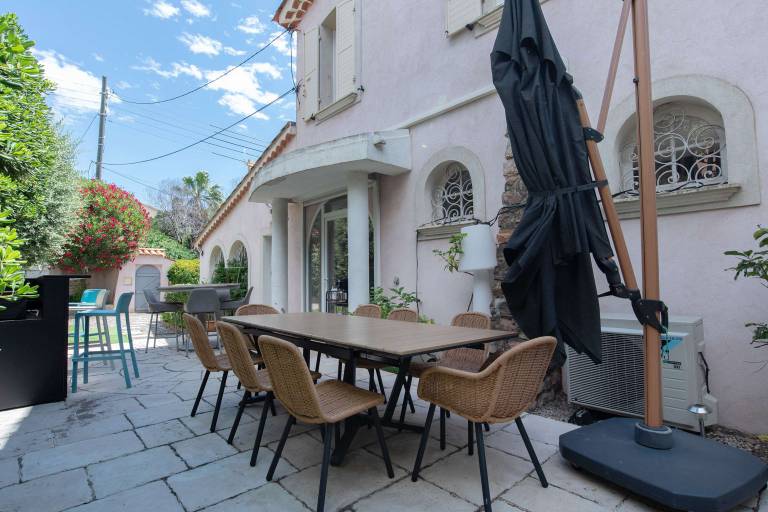 Vacation home with BBQ, terrace & garden in Saint-Raphaël