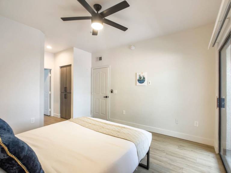 Holiday apartment with yard, fast internet & pool — photo 3