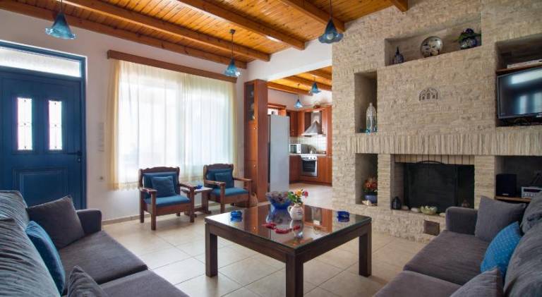 Villa with yard, patio & private pool — photo 4