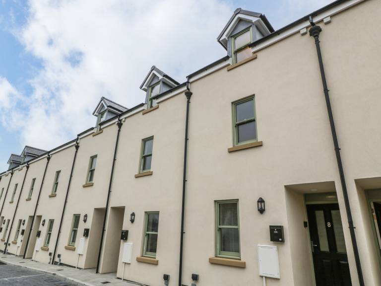 Family-friendly pleasant cottage with patio & garden | Beach view | Close to the beach | Pet-friendly in Weymouth