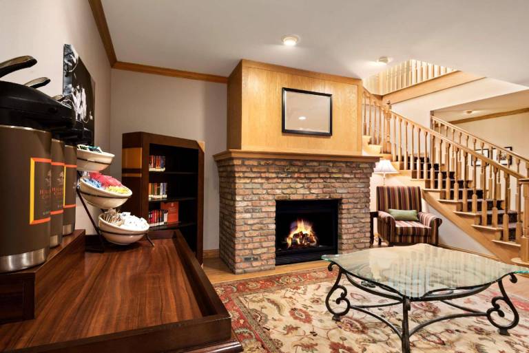 Country Inn & Suites by Radisson, Clinton, IA — photo 3