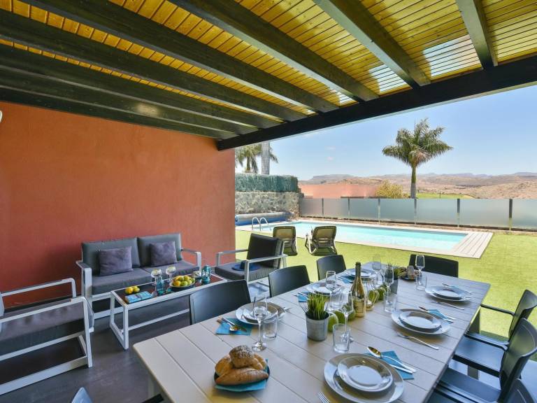 House with private pool, yard & barbecue — photo 2
