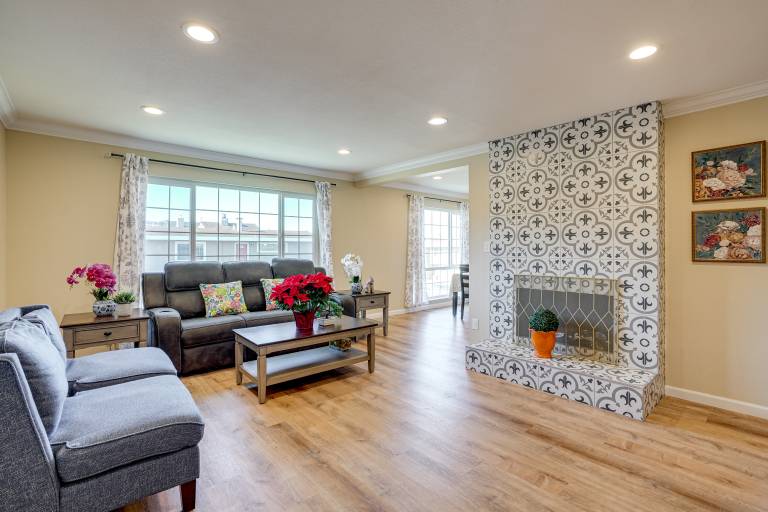 Easy SF Access Spacious Family Home w Yard