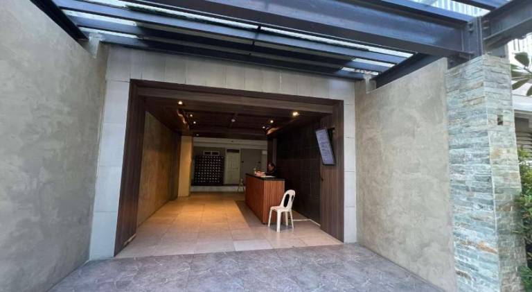 Serviced apartment with patio & pool — photo 4