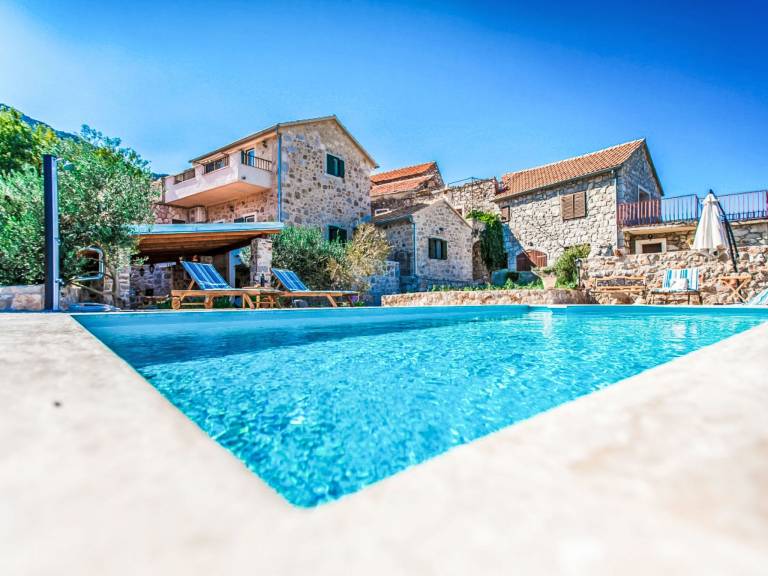 House with private pool, terrace & BBQ | Mountain view in Hvar