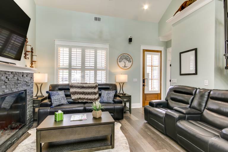 Greenwood Getaway w/ Furnished Patio & Lake View — photo 5