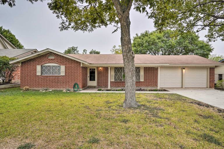 Cozy Home w Patio 1 Mi to Airport