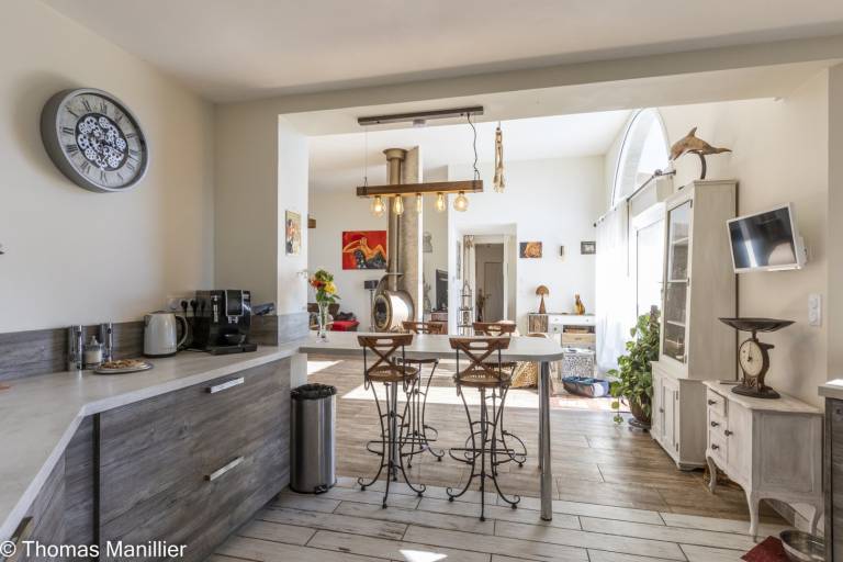 Bed & breakfast with heated pool, terrace & hot tub | City view | Suitable for remote work — photo 3