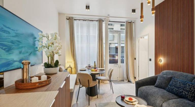 Lavie Maison Elevated Stay by the Eiffel Tower with AC and Hot Tub in Paris