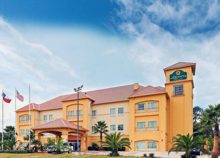 La Quinta Inn & Suites by Wyndham Alvin in Alvin, TX