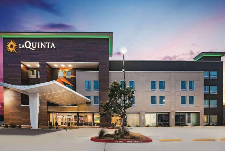 La Quinta Inn & Suites by Wyndham McAllen La Plaza Mall — photo 2