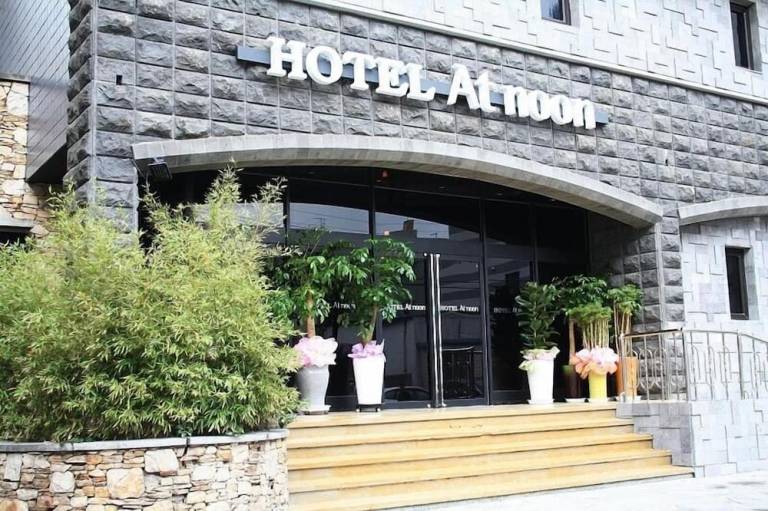 Hotel At noon