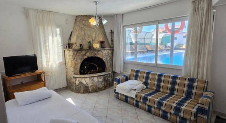 Serviced apartment with BBQ, pool & yard — photo 2