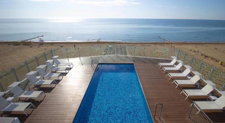 Child-friendly lovely serviced apartment with hot tub, pool & terrace | Beach nearby | Dogs allowed — photo 3
