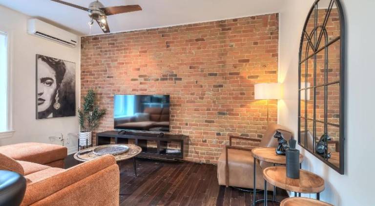 Wonderful apartment | Next to Notre-Dame Basilica | Pets are welcome in Montréal, QC