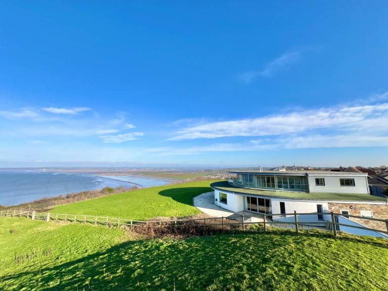 Cottage with garden, jacuzzi & grill | Water view in Bideford