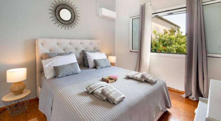 Charming holiday apartment with patio & yard | Perfect for remote work | Dogs allowed in Paxos