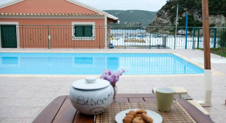 Holiday apartment with barbecue, pool & garden in Corfu