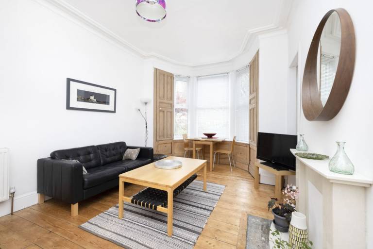 Charming Apartment near Leith Links with Patio