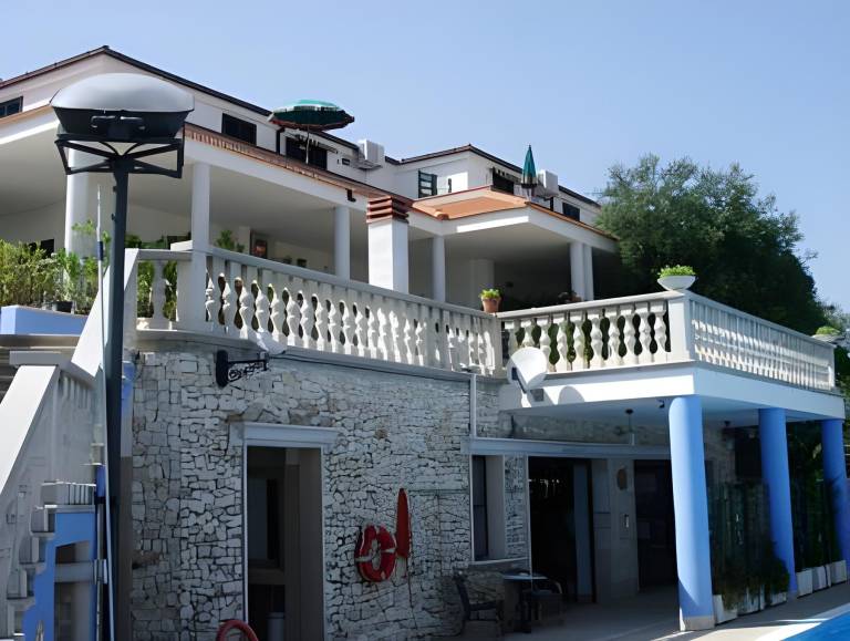 Serviced apartment with pool, hot tub & garden | Pet-friendly in Foggia