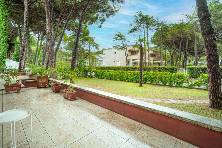 Holiday apartment with garden & patio — photo 4