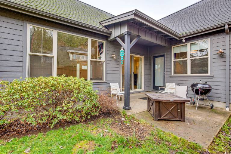 Walk to Autzen Stadium, 3 Mi to UO! Home w/ Patio — photo 3