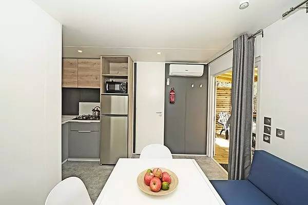 Mobile home with yard, pool & barbeque | Pets allowed — photo 3