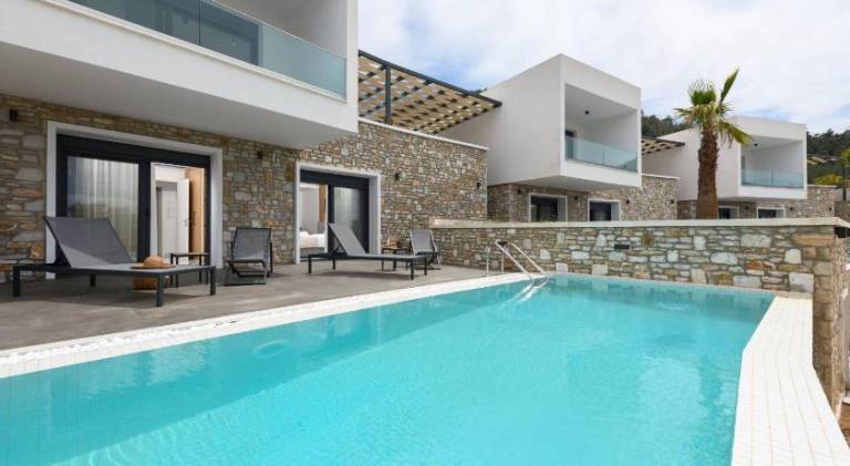 Vacation home with patio, grill & private pool in Thasos