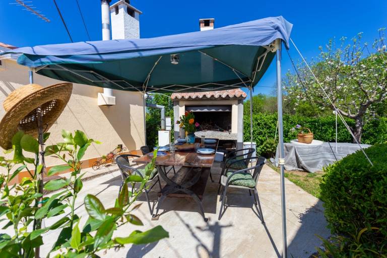 House with grill, pool & patio in Labin