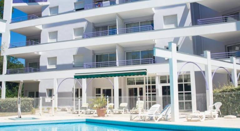 Serviced apartment with garden, pool & terrace — photo 4