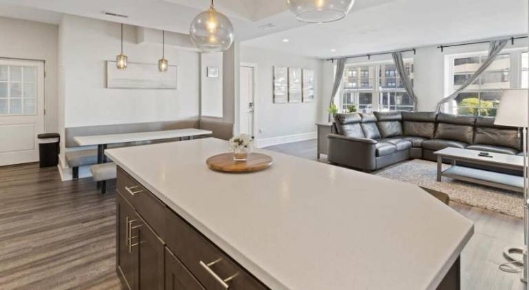 Steps from the Beach Spacious Modern 4BR 2BA Apt — photo 4