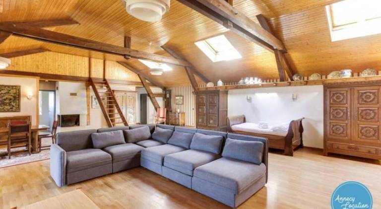 Bergerie Loft Apartment with Panoramic Lake — photo 4