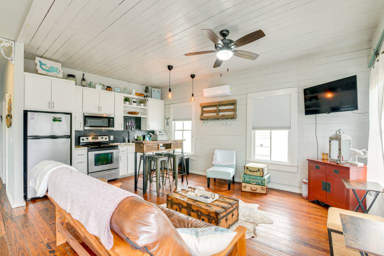 1 Mi to Dtwn Galveston! Home w/ Pet-Friendly Yard — photo 5