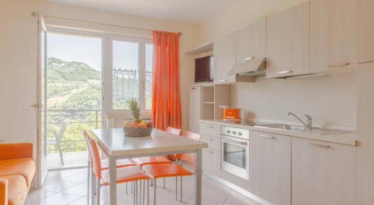 Spacious serviced apartment with hot tub, terrace & BBQ | Pets allowed — photo 4