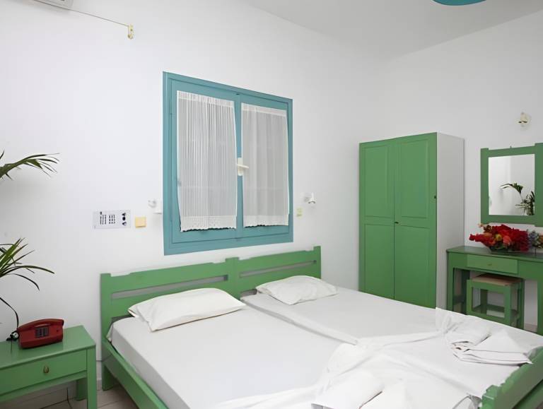 Serviced apartment with pool, garden & patio | Beach nearby | Perfect for remote work | Pets are welcome in Hersonissos