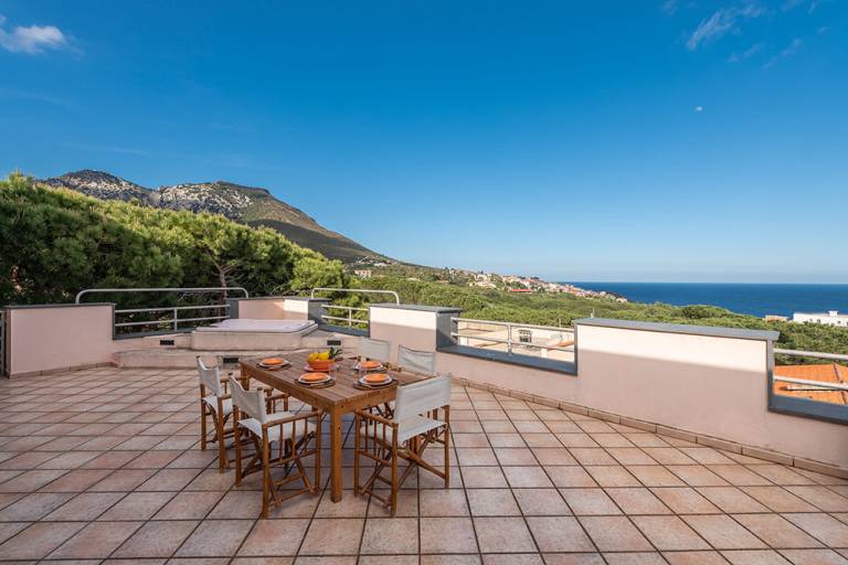 Vacation home with private pool, yard & barbeque | Close to the beach | Pets are welcome — photo 4