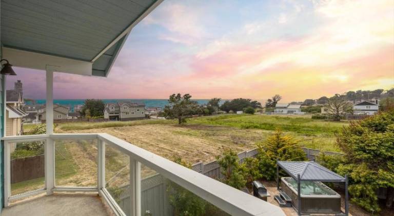 Coastal Dream - 2 Blocks to ocean, steps to beach, hot tub, coastal trail, BBQ in San Mateo, CA