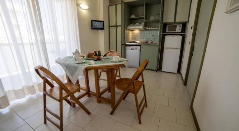 Serviced apartment with pool & patio — photo 3