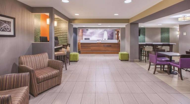 La Quinta Inn & Suites by Wyndham Erie — photo 2