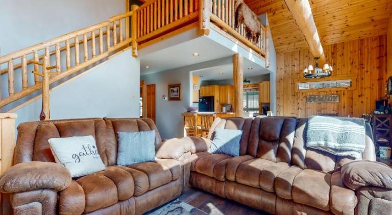 Nice chalet with pool & hot tub | Pets allowed — photo 2