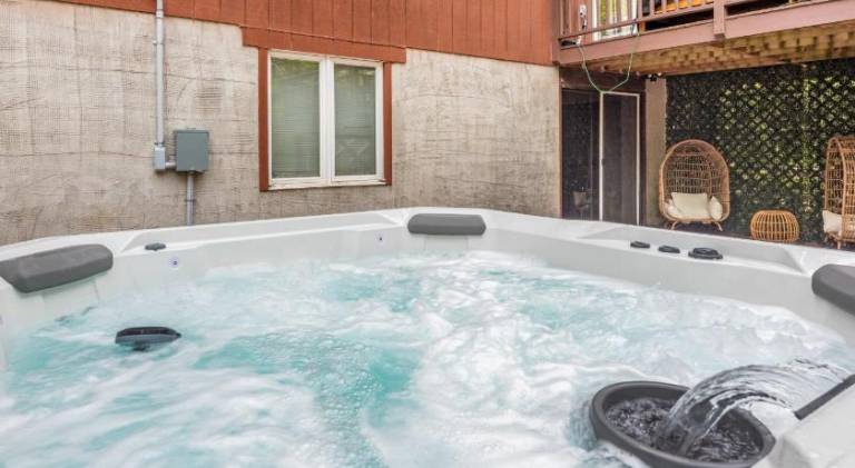 Pocono Retreat Hot Tub MovieRoom GameRoom etc — photo 4