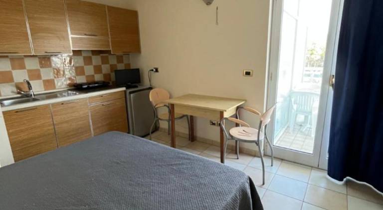 Serviced apartment with pool & yard — photo 2