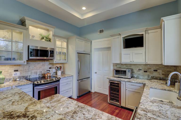 House with private pool, hot tub & BBQ | City view — photo 4