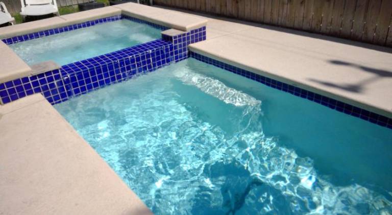 Apartment with pool — photo 4