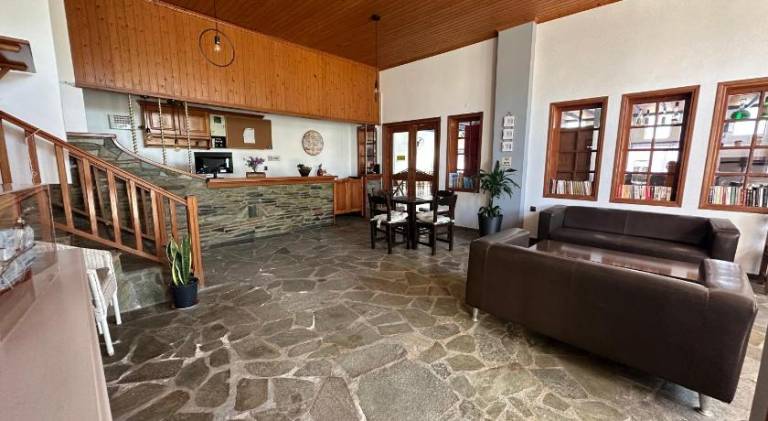 Serviced apartment with patio & yard — photo 3