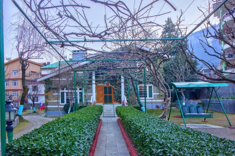 Vacation home with BBQ & garden in Manali