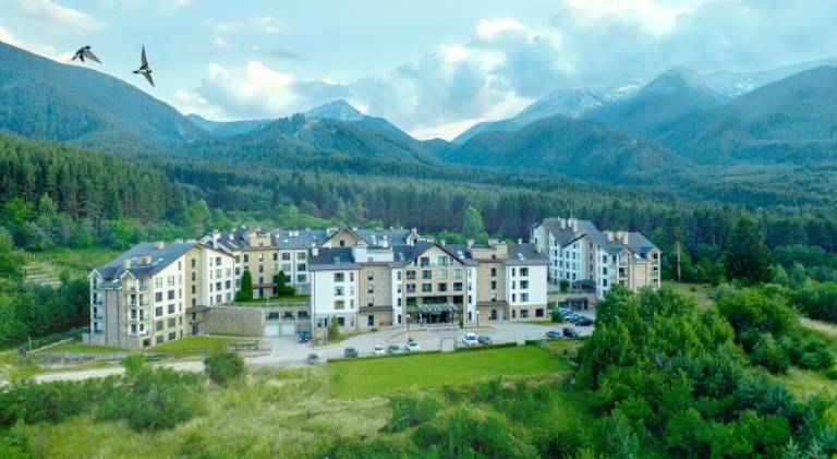 Serviced apartment with patio, pool & hot tub in Bansko