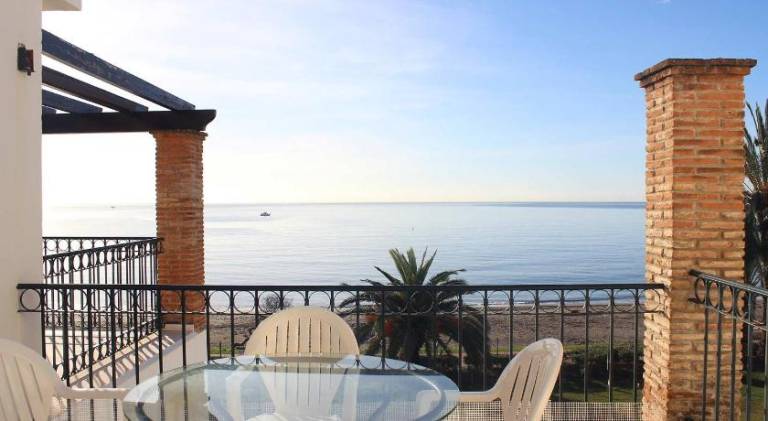 Holiday apartment with terrace, garden & pool — photo 3