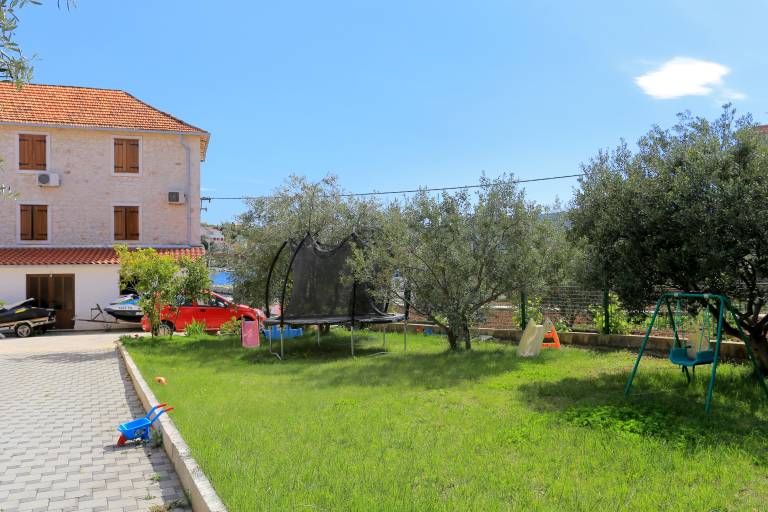 Fully equipped pleasant apartment with terrace, yard & barbecue | Sea view | Close to the beach | Pets allowed in Seget